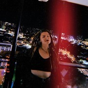  ,   Viktoria, 26 ,   c 