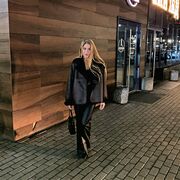  ,  Veronika, 32