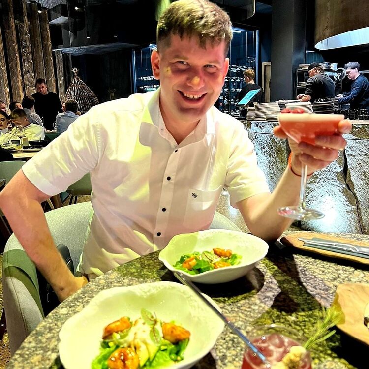  27465522  Viktor, 39 ,    