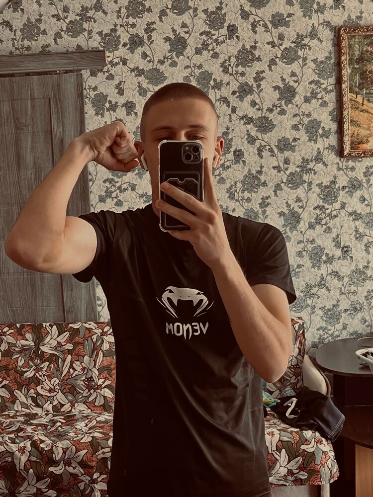  38114812  Igor, 21 ,    