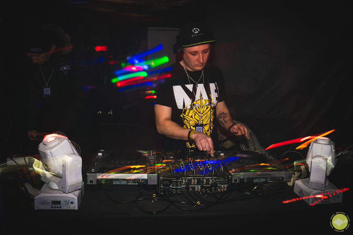  27087512  Vladimir, 34 ,    