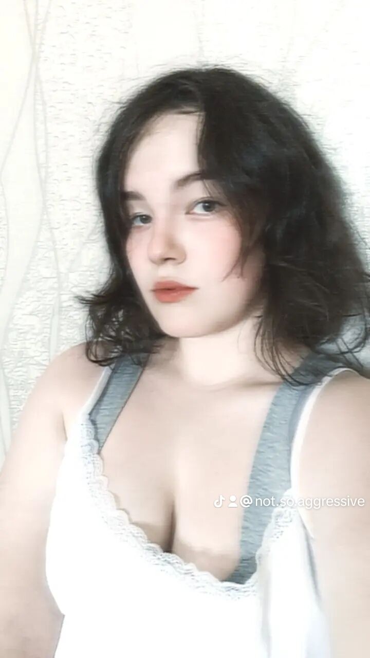  44612352  Anya, 19 ,    Avalon