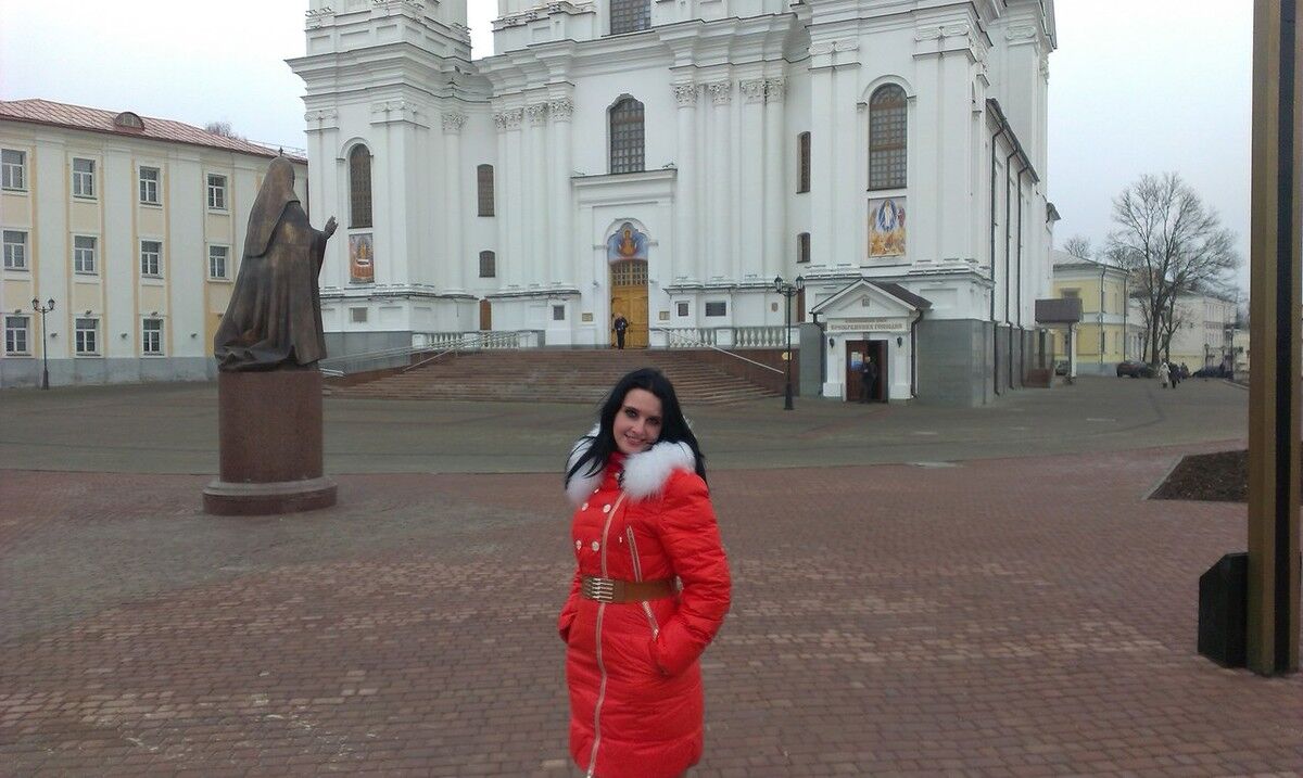  ,   Elena, 32 ,  