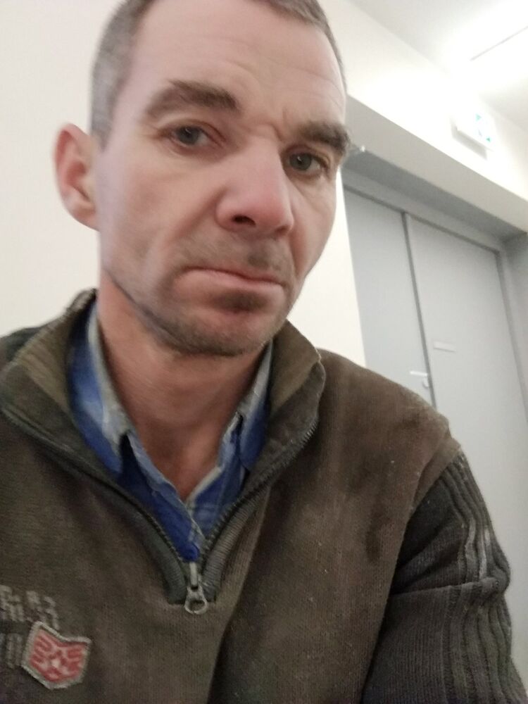  14911742  Robert, 48 ,    