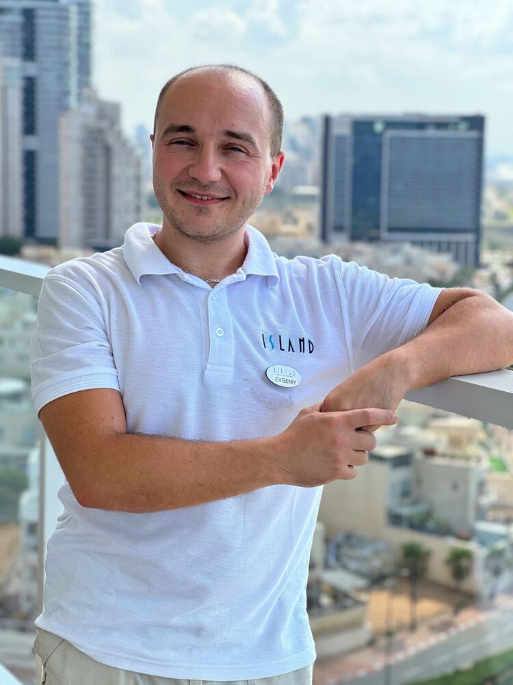  38575842  Yauhen, 30 ,    