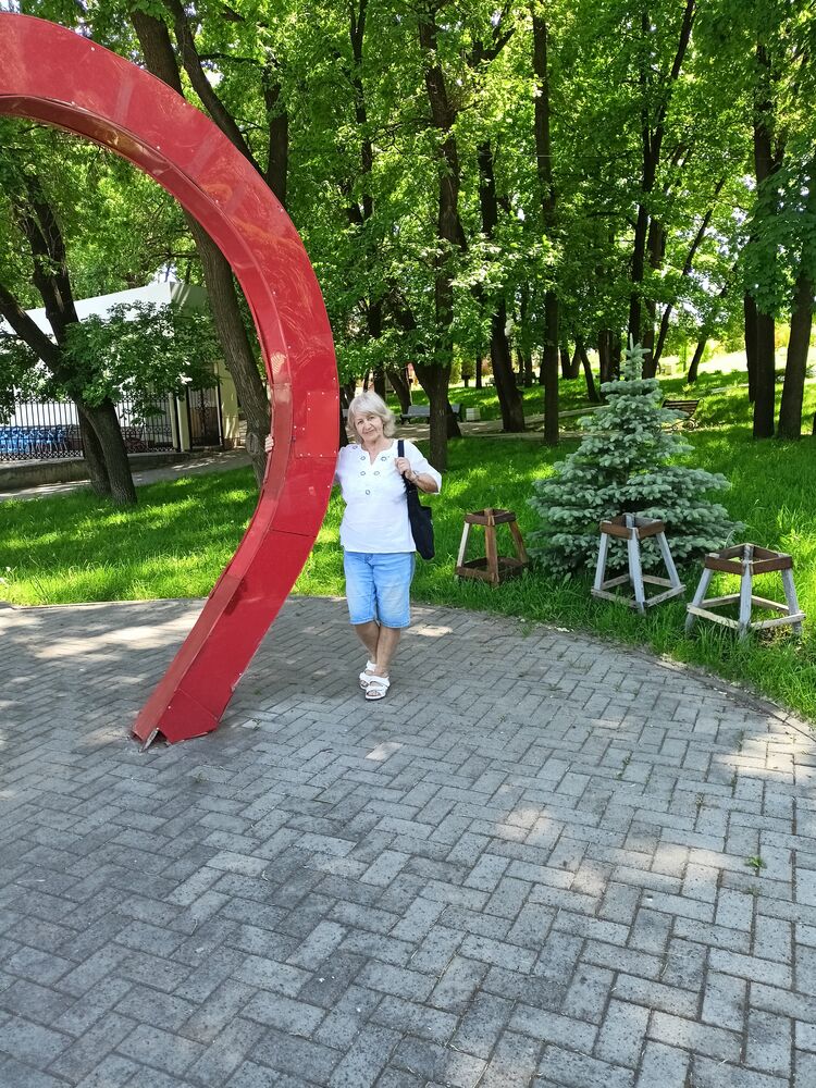  52011642  Nina, 69 ,     