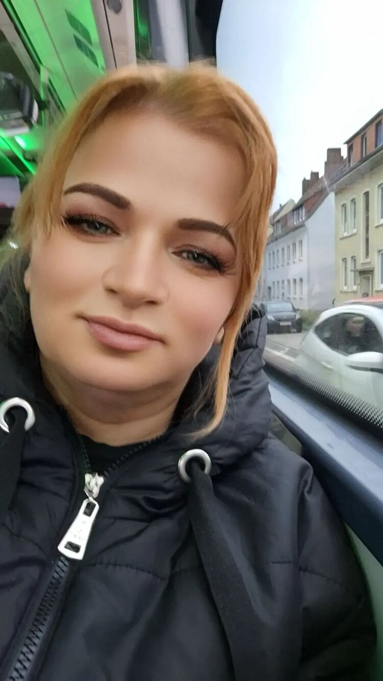  ,   Rozi, 46 ,   ,   