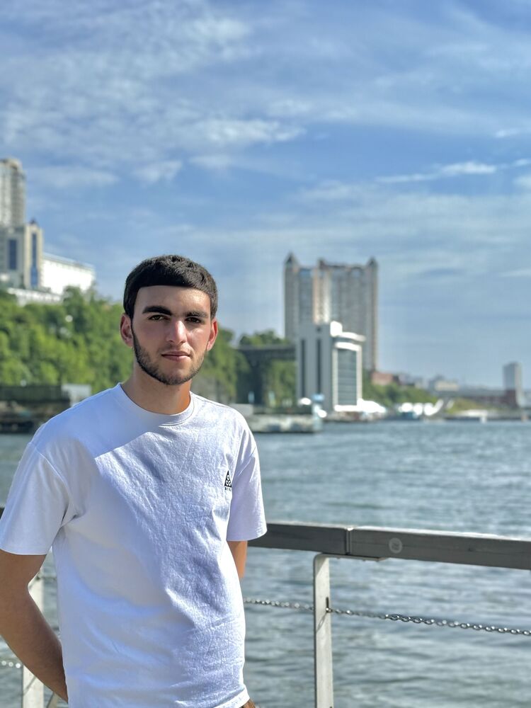  52468112  Sargis, 25 ,    