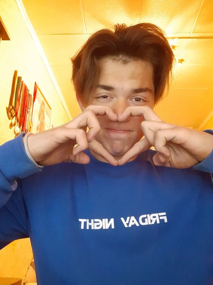  27885142  Maxim, 22 ,    