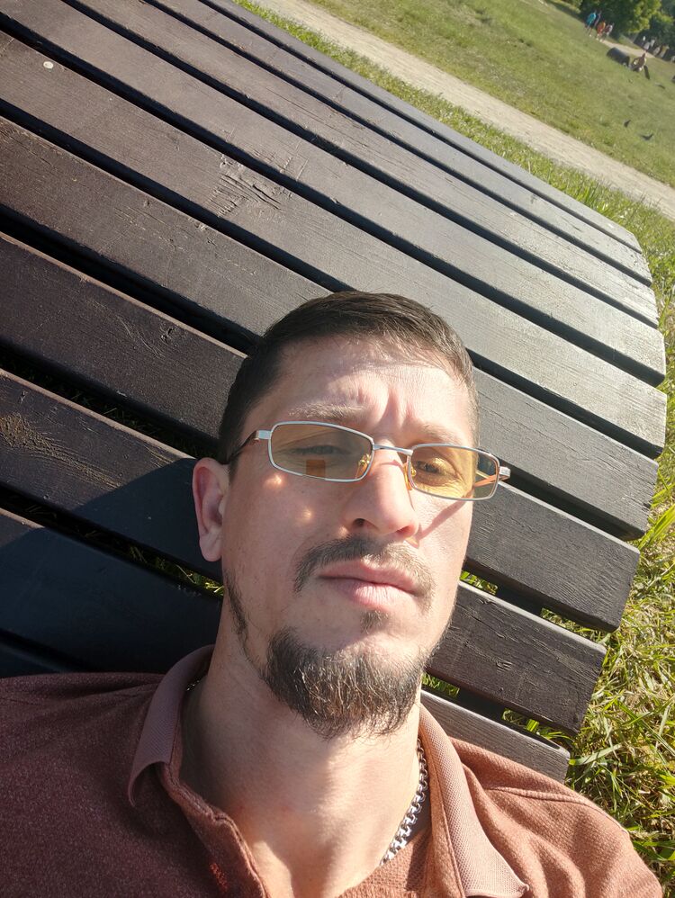  35401822  Adam, 39 ,    