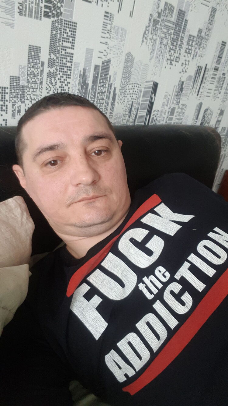  31825652  , 44 ,    
