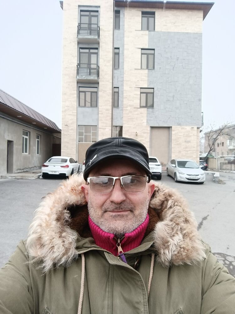  41124732  Arik, 56 ,    