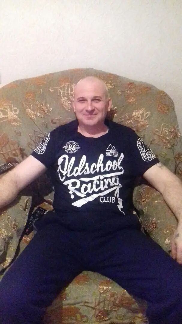  ,   Viktor, 47 ,   c 