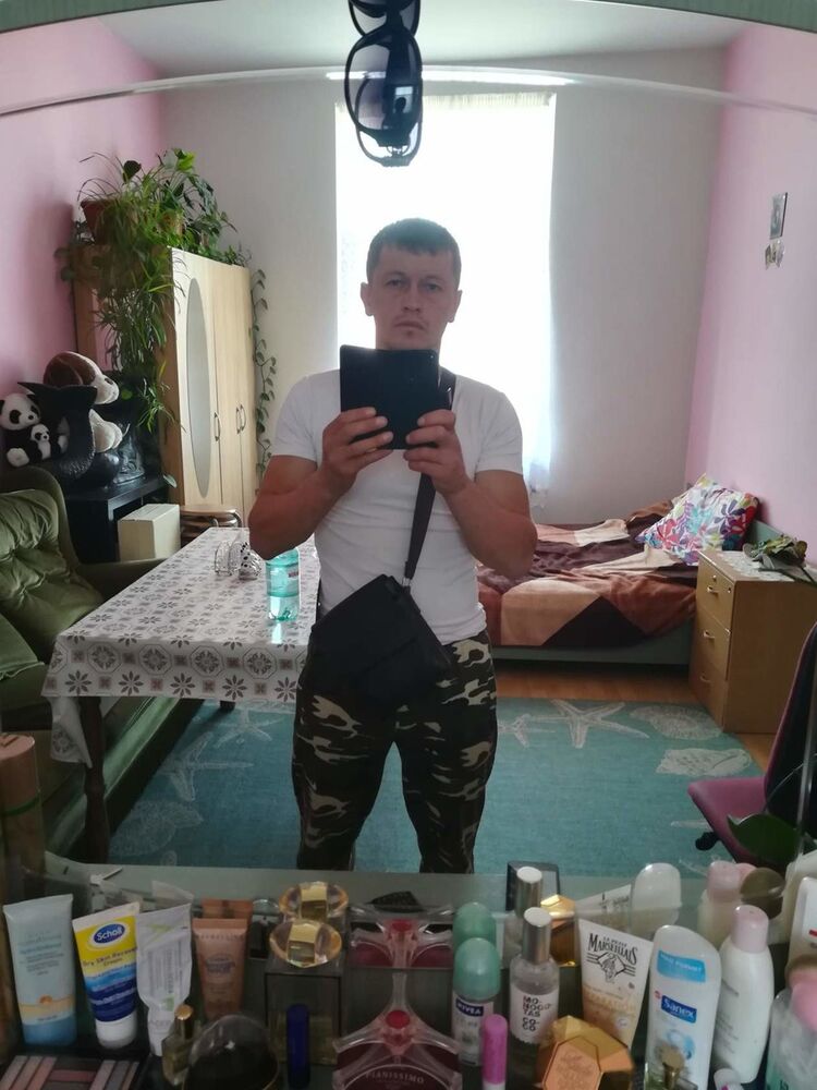  18155282  Artem, 42 ,    