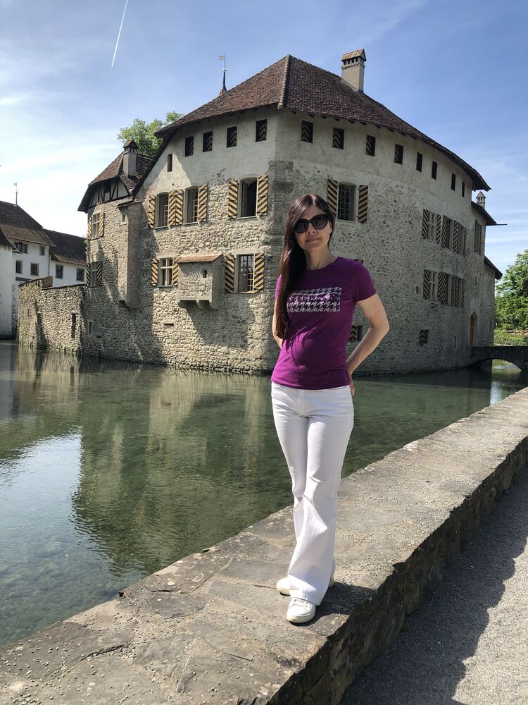  54570392  Julia, 49 ,    