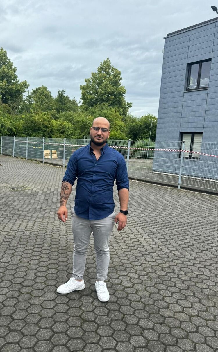  44667772  Ibrahim, 32 ,    Bonn