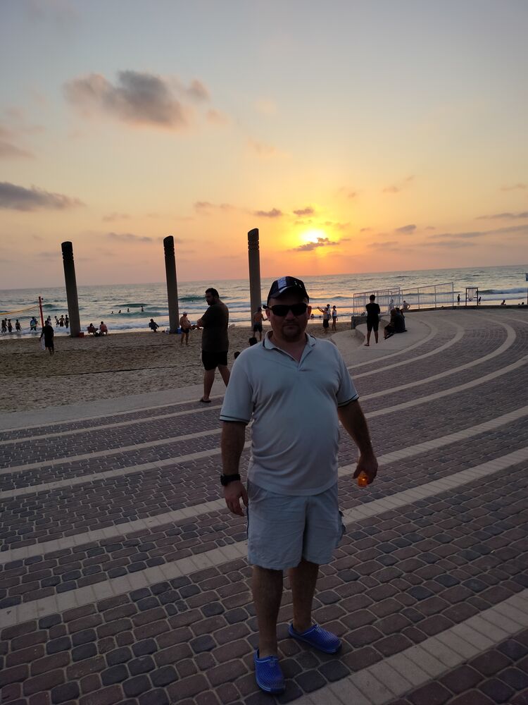  ,   Leon, 38 ,   ,   