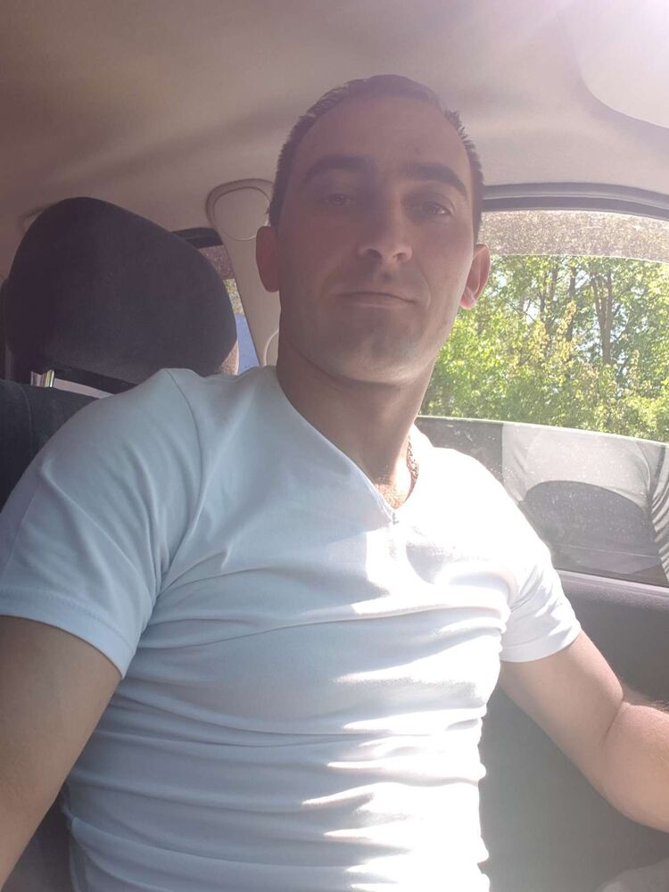  23047062  Ivan, 34 ,    