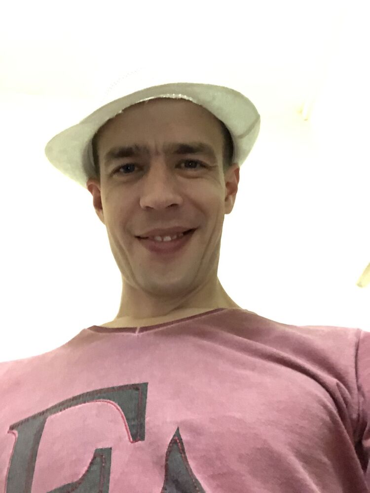  15361662  Anton, 40 ,    