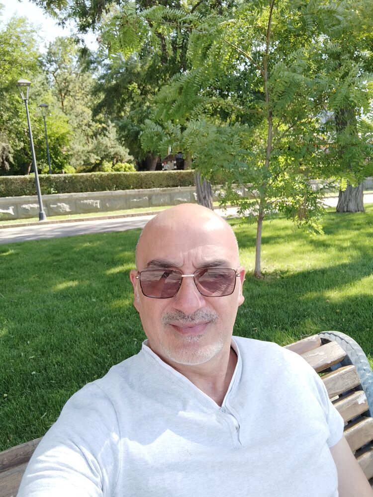  46904452  Iskandar, 53 ,    