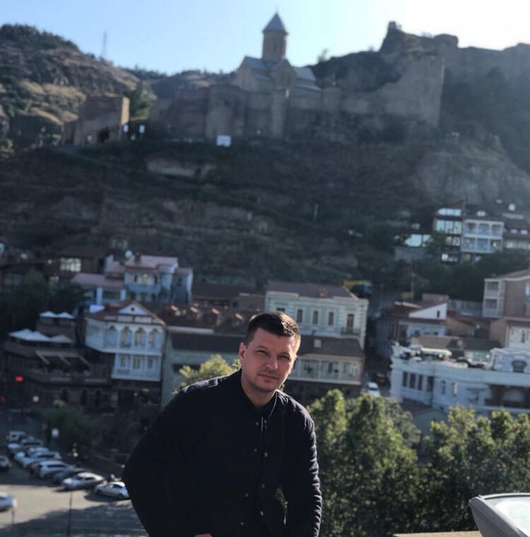  54003282  Eduard, 26 ,    