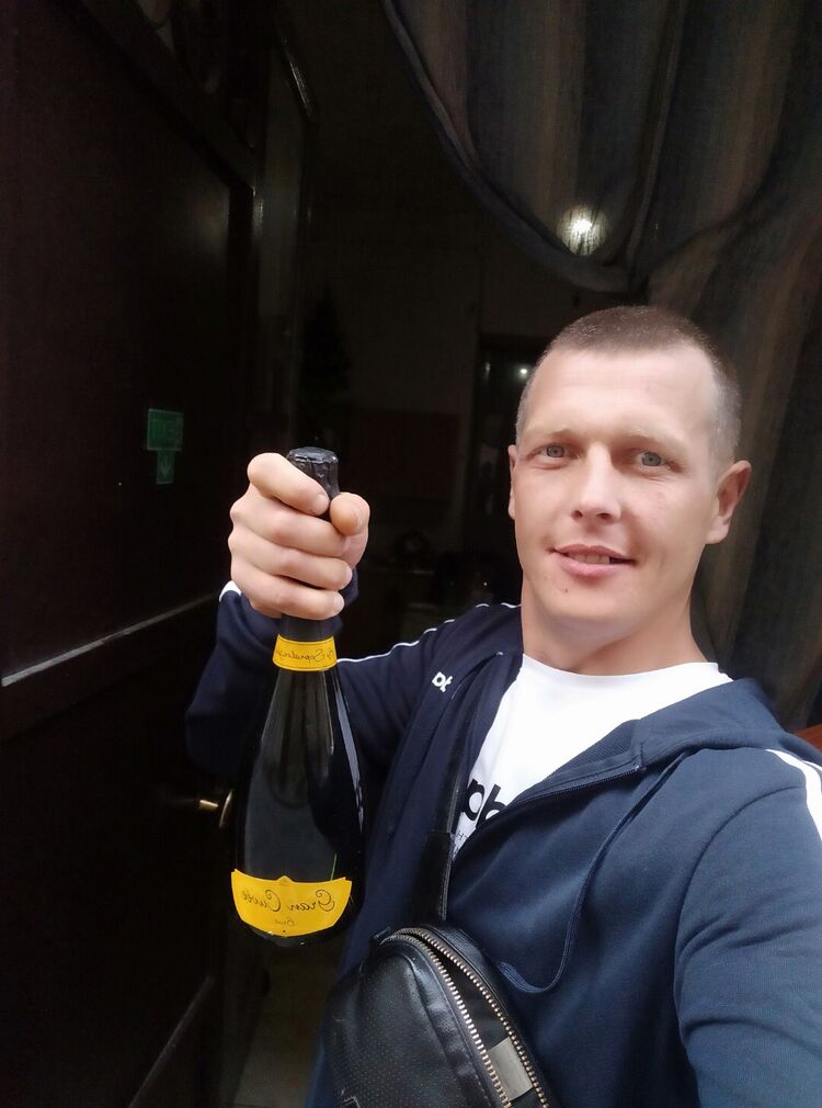  31994472  Andrzej, 37 ,    