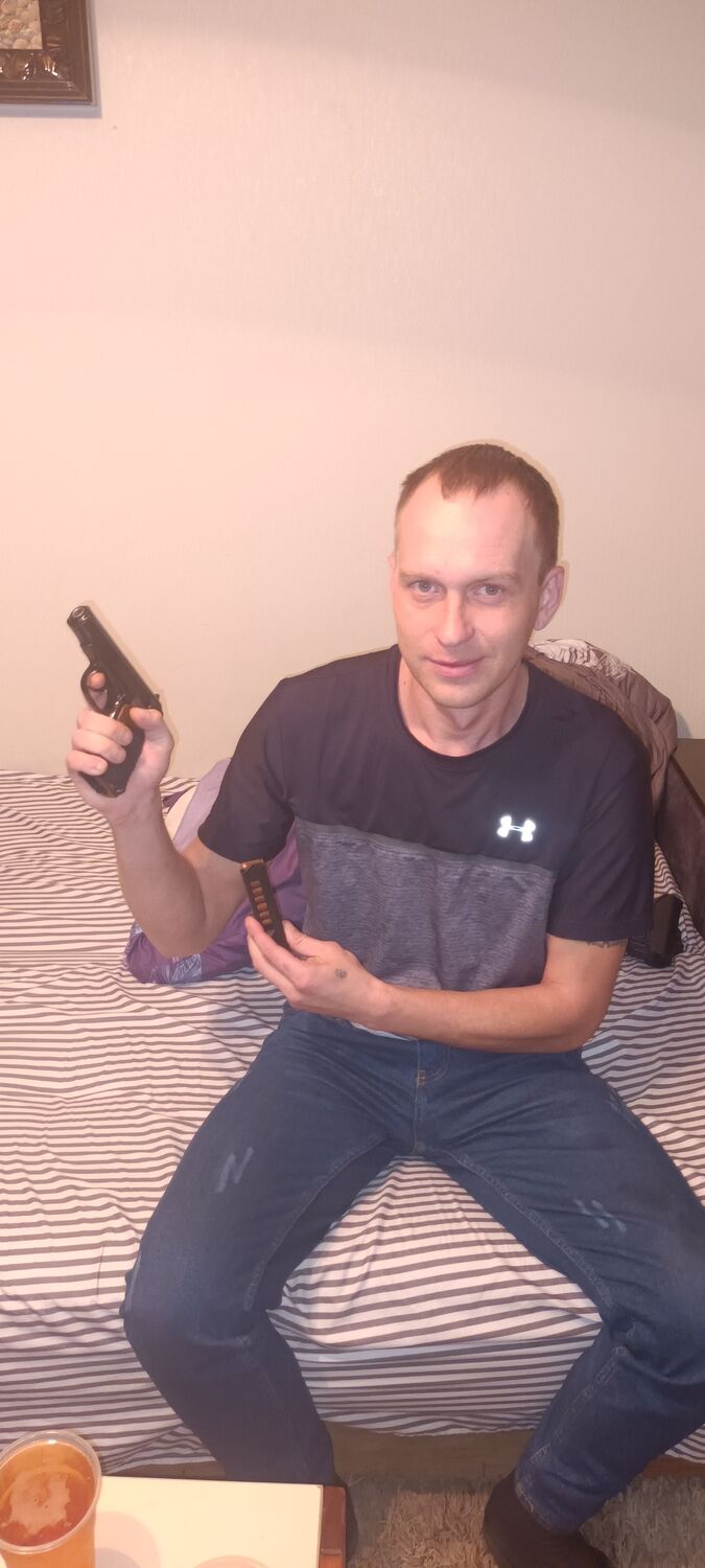  43328892  Viktor, 32 ,    