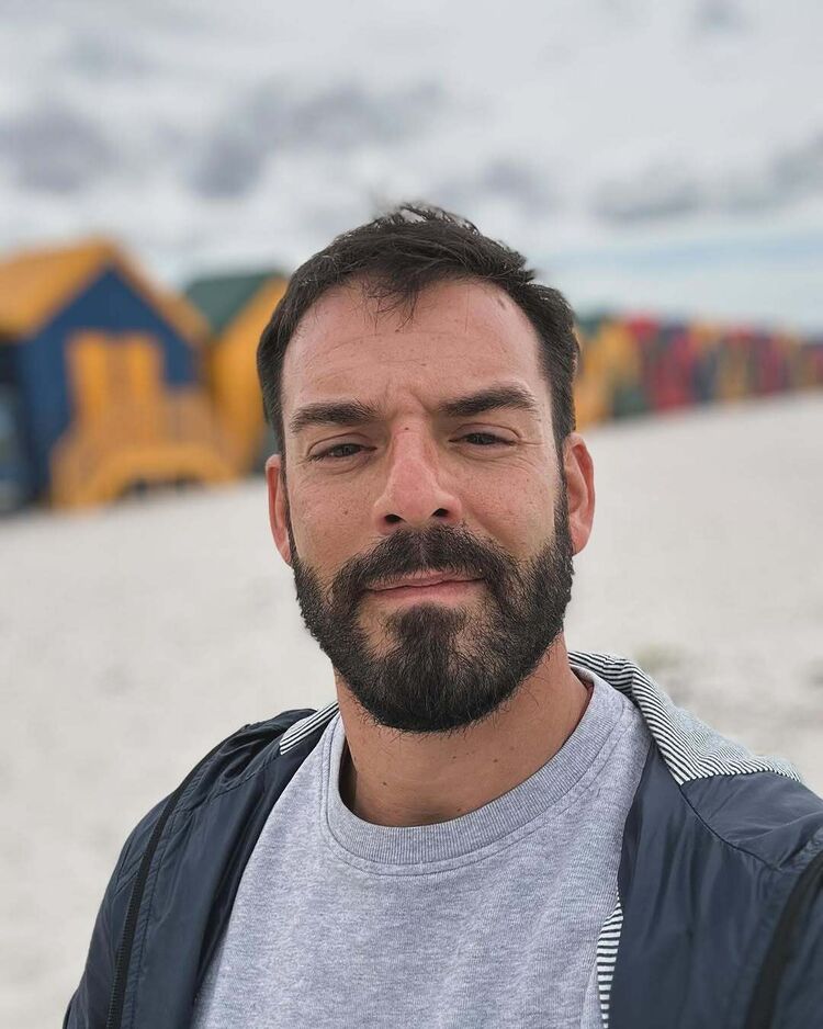  49460212  Anton, 39 ,    