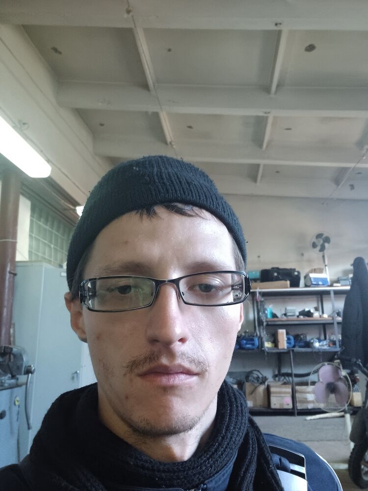  48016192  Viktor, 31 ,    