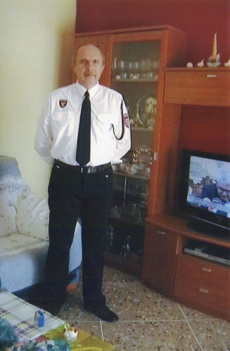  52049922  Sergio, 66 ,    