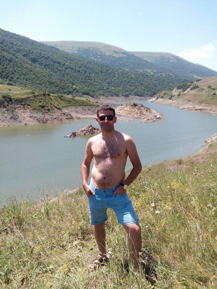  23410642  Levon, 49 ,    