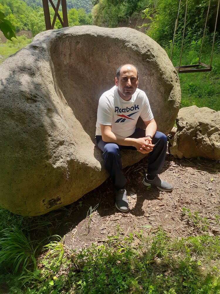  54002432  Mher, 39 ,    