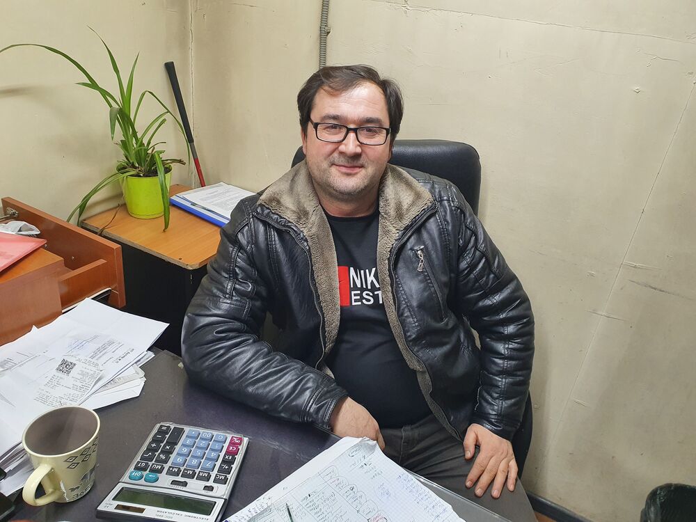  33282872  Maks, 53 ,    -