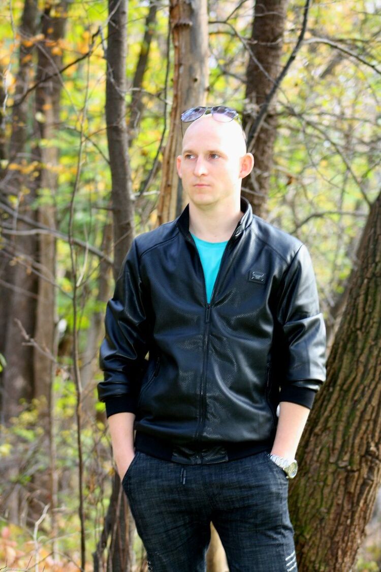  53050082  Viktor, 37 ,    