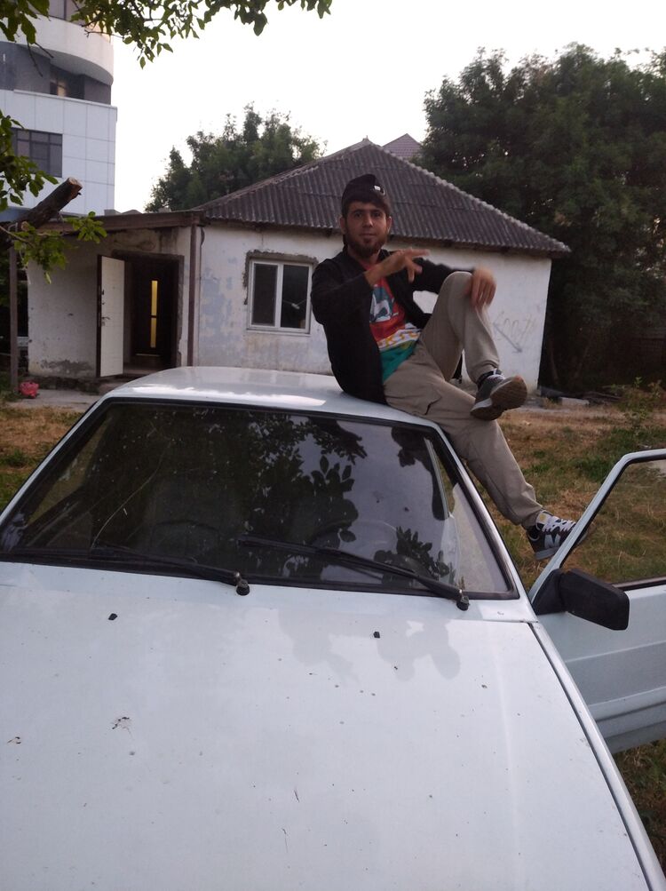  35733042  Bekhruz, 27 ,    