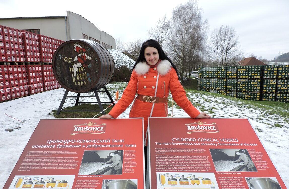  ,   Elena, 32 ,  