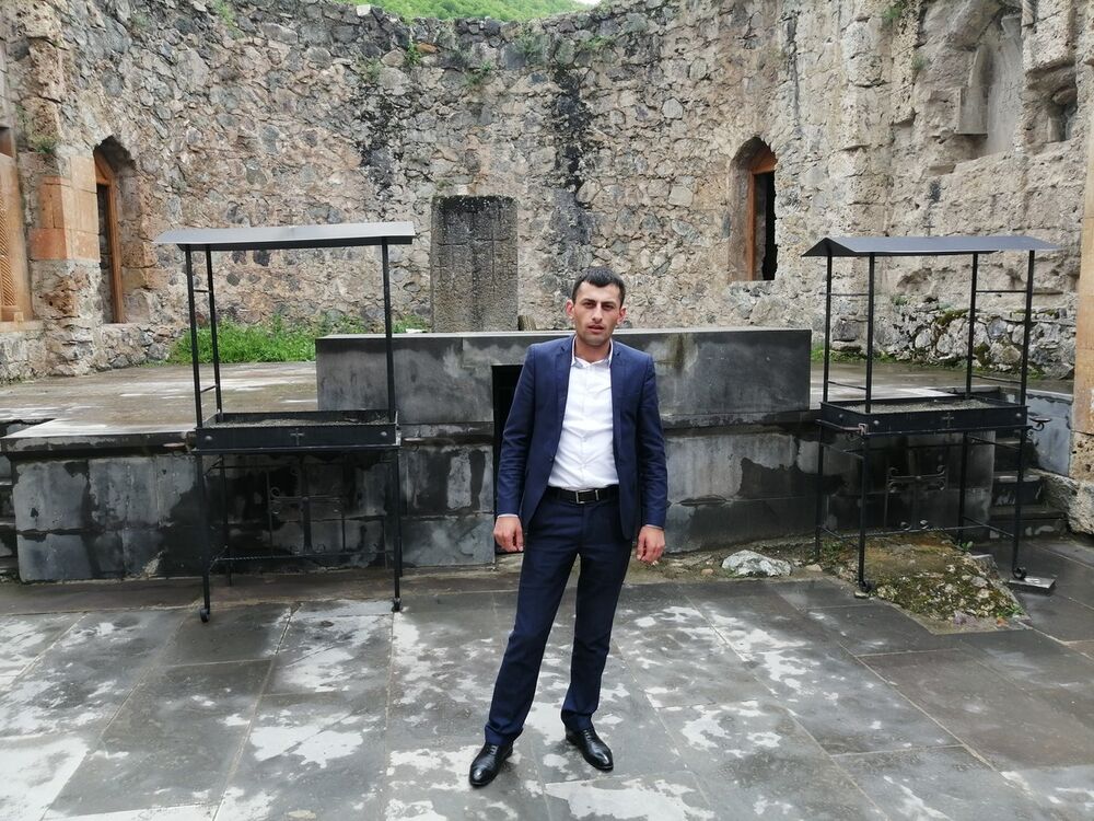  ,   Hrach, 33 ,   ,   , c 