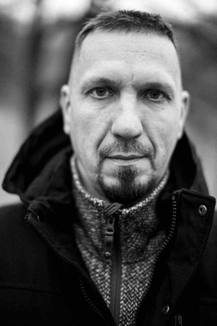  48819862  Viktor, 39 ,    