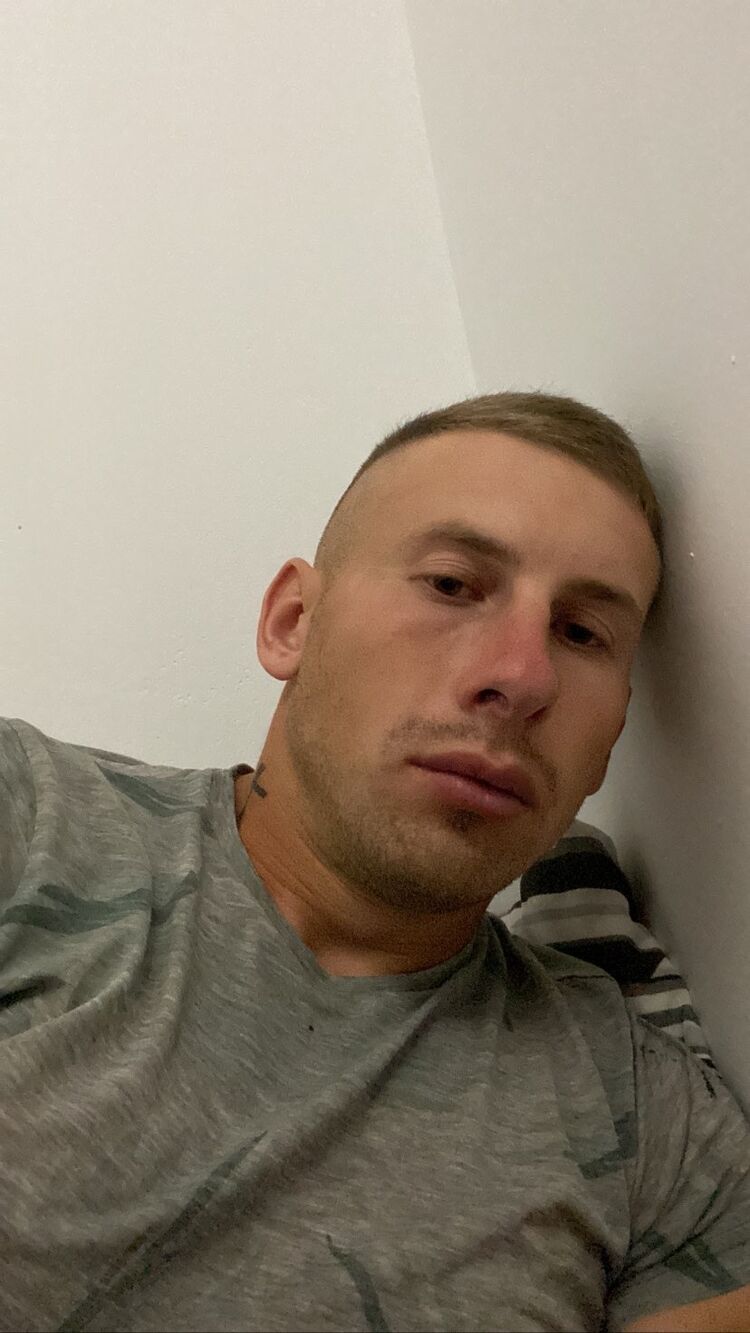  38969852  Ivan, 27 ,    