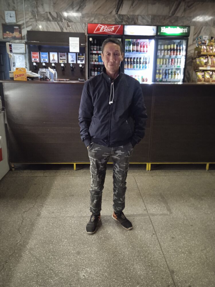  38296222  Viktor, 51 ,    
