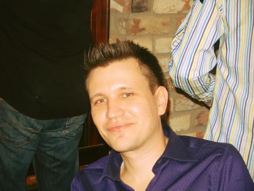  44048822  Anton, 42 ,    