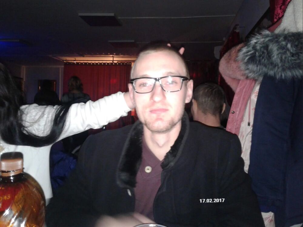  33863022  Anton, 32 ,    