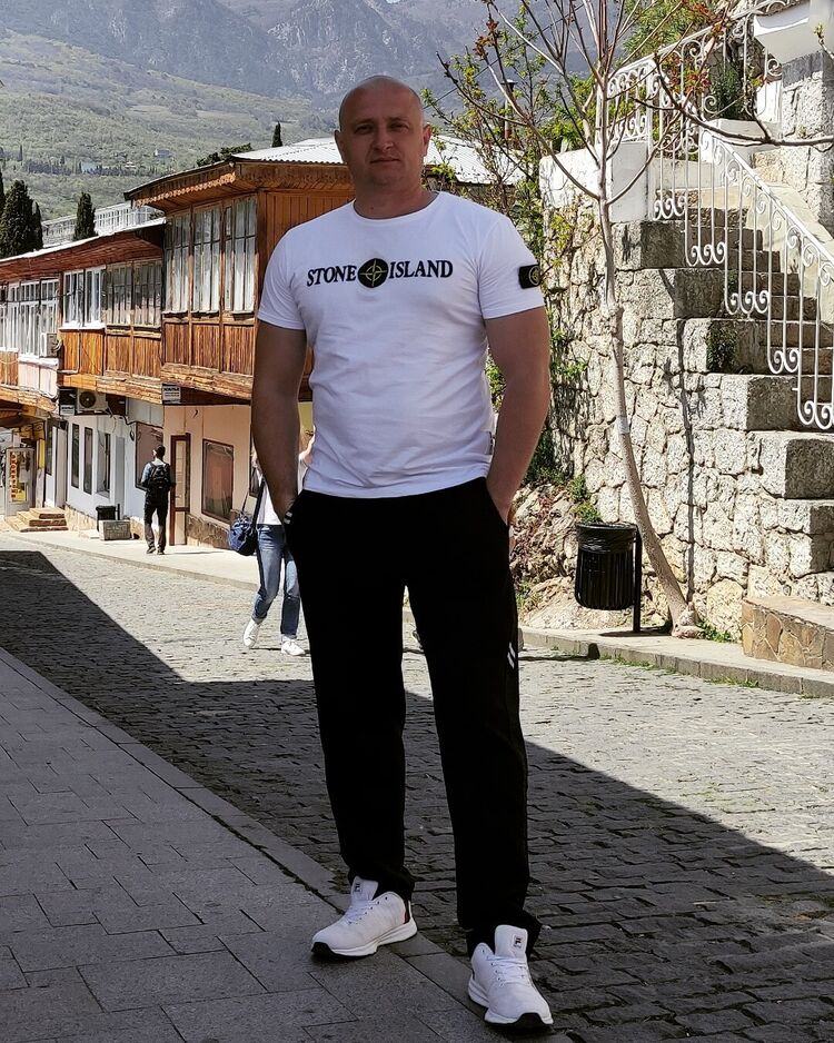  25815022  Stanislav, 39 ,    