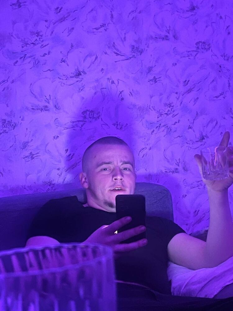  54330852  Alexander, 29 ,    