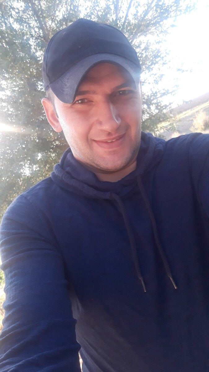  18622642  Hayk, 39 ,    