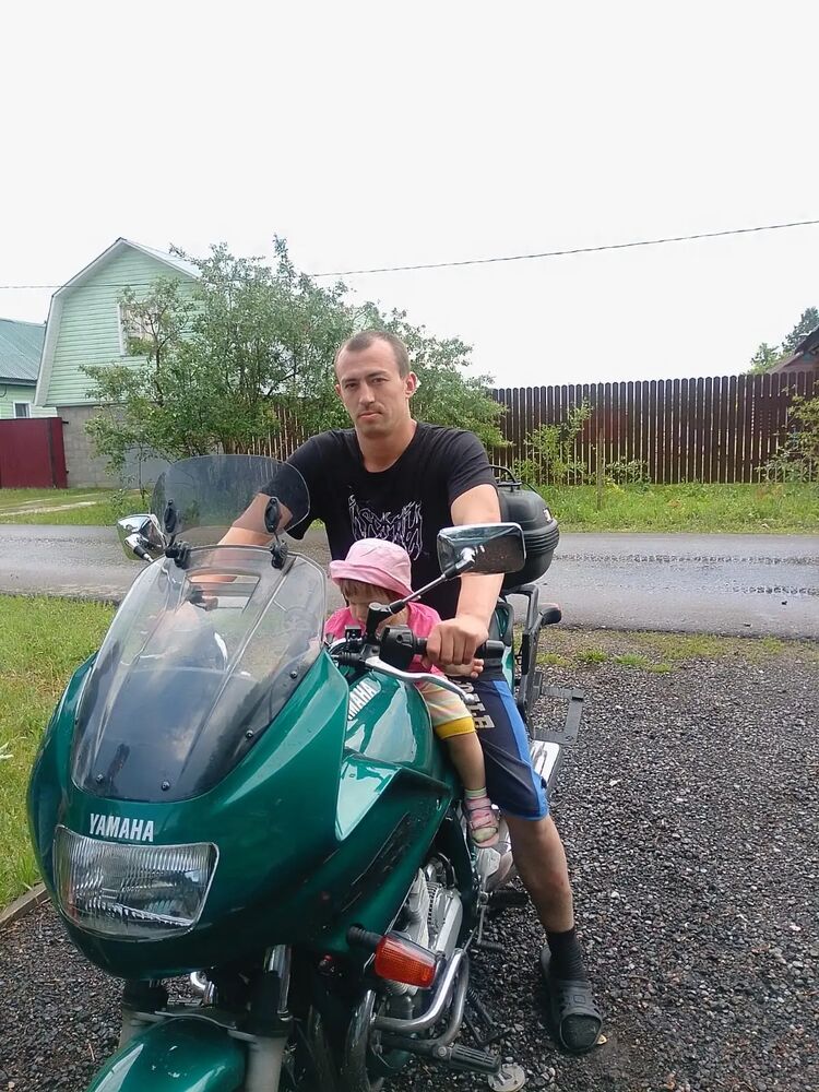  44729332  Roman, 31 ,    