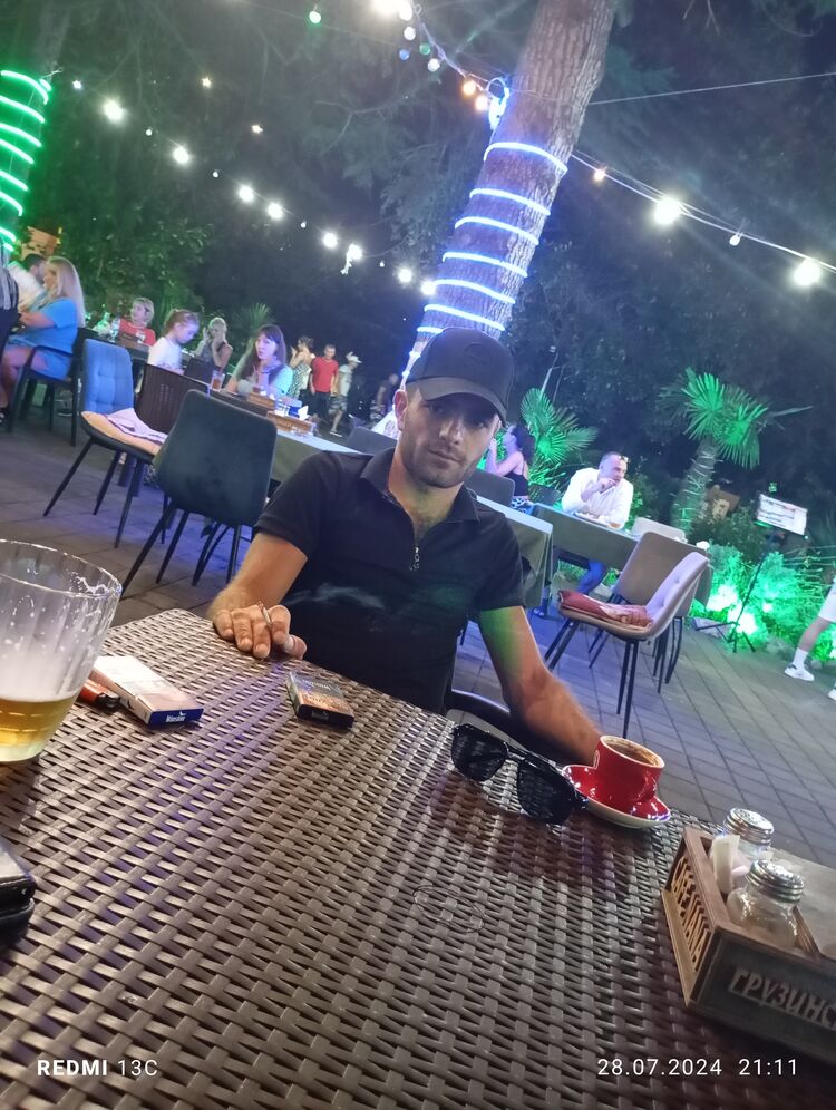  45146742  Garegin, 27 ,    