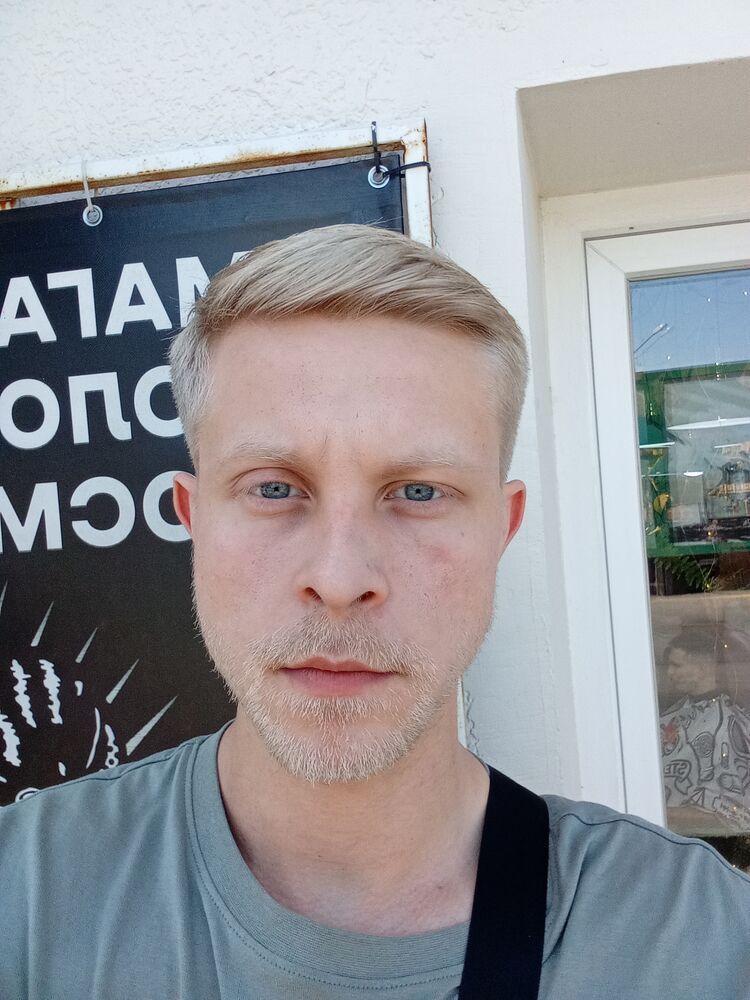  52245492  Artur, 27 ,    