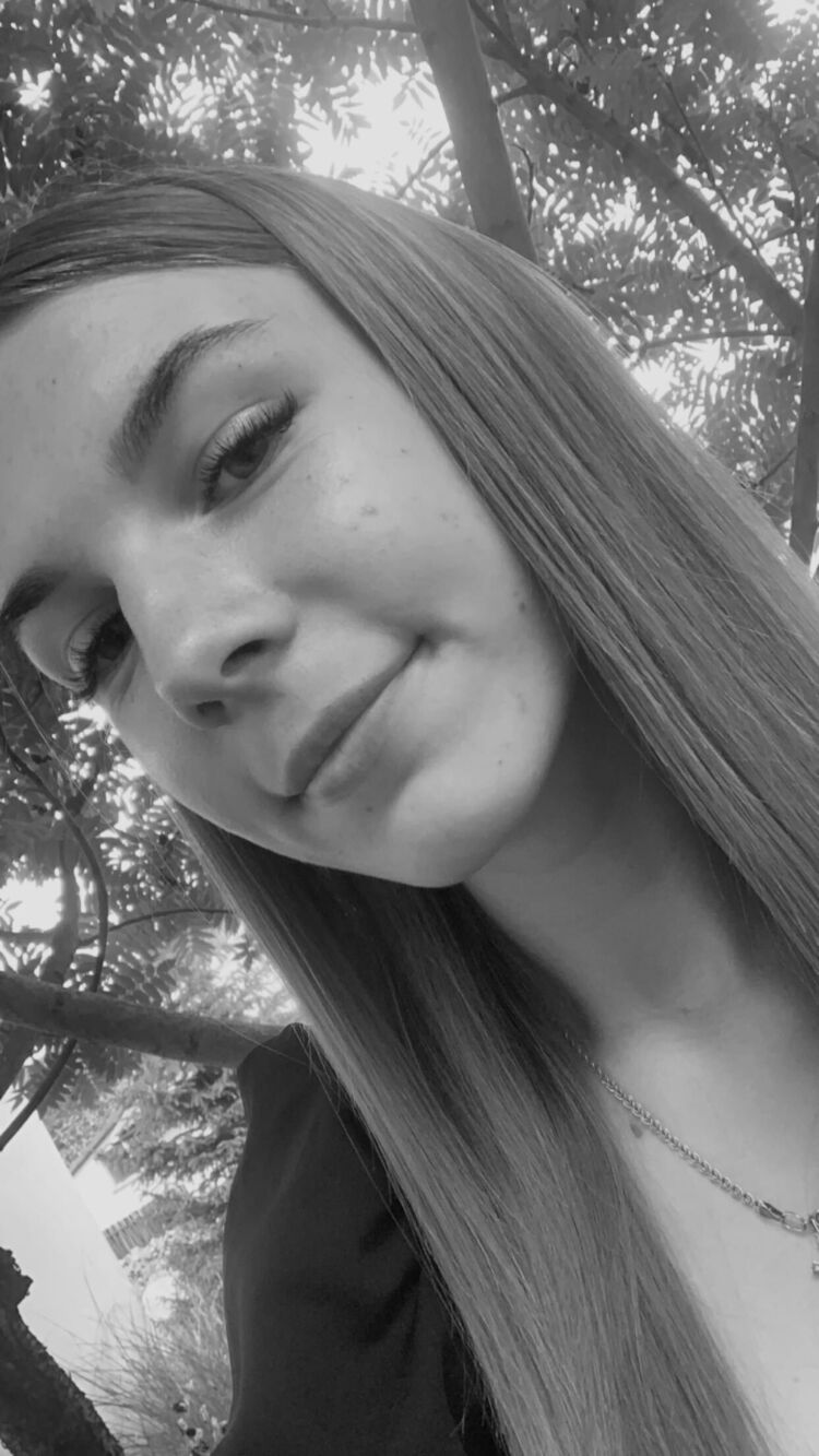  43267722  Karolina, 19 ,    