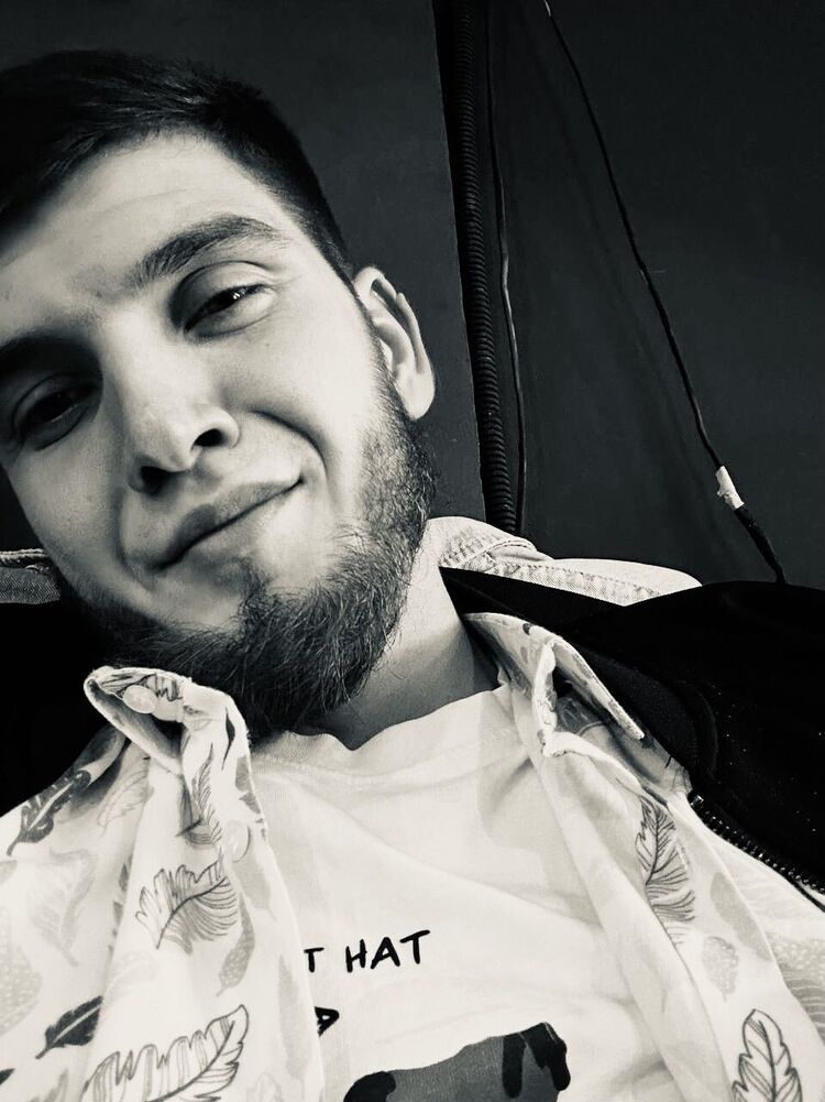 31744002  Nikolai, 29 ,    